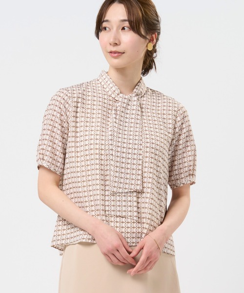 TOKYO SHIRTS（トウキョウシャツ）の「ボウタイプリントブラウス 五分袖（シャツ/ブラウス・レディース・ネイビー/ベージュ・S/M/L）」の2枚目の写真