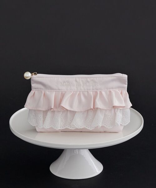 Maison de FLEUR（メゾンドフルール）の「フロントフリルポーチ（ポーチ・レディース・ブラック/ピンク・FREE）」の2枚目の写真