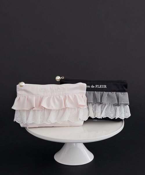 Maison de FLEUR（メゾンドフルール）の「フロントフリルポーチ（ポーチ・レディース・ブラック/ピンク・FREE）」の3枚目の写真
