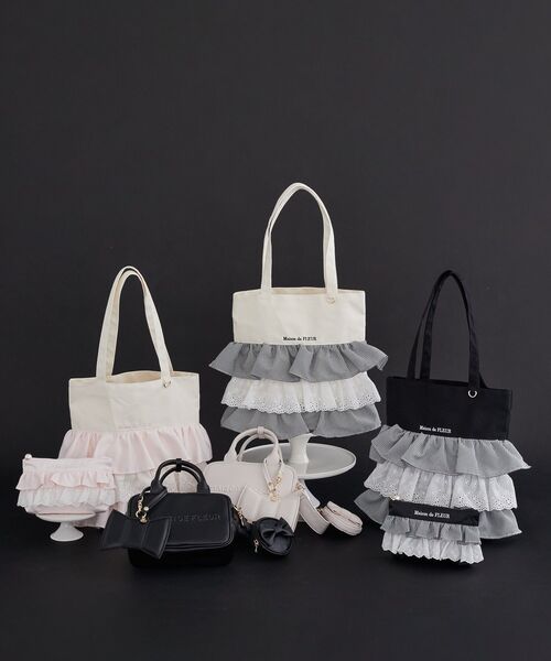 Maison de FLEUR（メゾンドフルール）の「フロントフリルポーチ（ポーチ・レディース・ブラック/ピンク・FREE）」の4枚目の写真