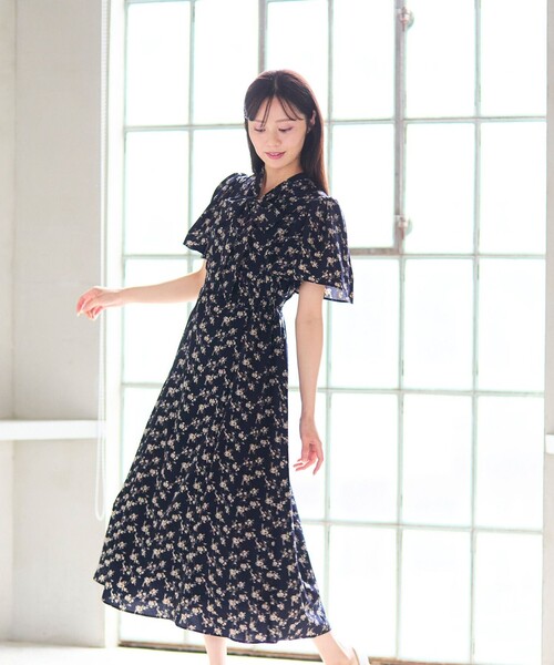 Feroux(フェルゥ)の「【洗える】フラワープリント クラシカル ワンピース(ワンピース・レディース・スカイブルー系1/ネイビー系1/ダークブラウン系1・F)」の4枚目の写真