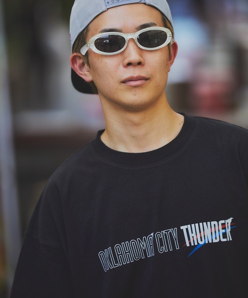 The DUFFER of ST.GEORGE(ザダファーオブセントジョージ)の「NBA「OKLAHOMA CITY THUNDER」:NBA別注 オクラホマシティサンダー Tシャツ(Tシャツ/カットソー・メンズ・ブラック・SMALL/MEDIUM/LARGE)」の5枚目の写真
