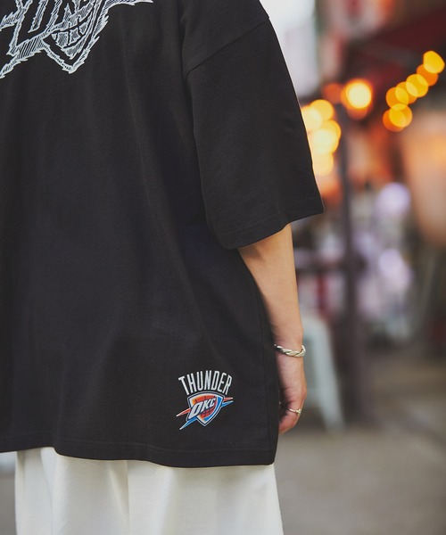 The DUFFER of ST.GEORGE(ザダファーオブセントジョージ)の「NBA「OKLAHOMA CITY THUNDER」:NBA別注 オクラホマシティサンダー Tシャツ(Tシャツ/カットソー・メンズ・ブラック・SMALL/MEDIUM/LARGE)」の6枚目の写真