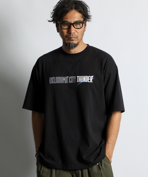 The DUFFER of ST.GEORGE(ザダファーオブセントジョージ)の「NBA「OKLAHOMA CITY THUNDER」:NBA別注 オクラホマシティサンダー Tシャツ(Tシャツ/カットソー・メンズ・ブラック・SMALL/MEDIUM/LARGE)」の2枚目の写真