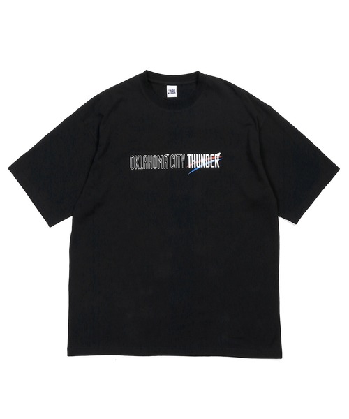 The DUFFER of ST.GEORGE(ザダファーオブセントジョージ)の「NBA「OKLAHOMA CITY THUNDER」:NBA別注 オクラホマシティサンダー Tシャツ(Tシャツ/カットソー・メンズ・ブラック・SMALL/MEDIUM/LARGE)」の7枚目の写真