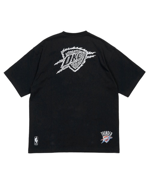 The DUFFER of ST.GEORGE(ザダファーオブセントジョージ)の「NBA「OKLAHOMA CITY THUNDER」:NBA別注 オクラホマシティサンダー Tシャツ(Tシャツ/カットソー・メンズ・ブラック・SMALL/MEDIUM/LARGE)」の8枚目の写真