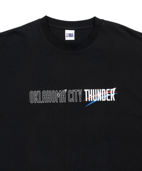 The DUFFER of ST.GEORGE(ザダファーオブセントジョージ)の「NBA「OKLAHOMA CITY THUNDER」:NBA別注 オクラホマシティサンダー Tシャツ(Tシャツ/カットソー・メンズ・ブラック・SMALL/MEDIUM/LARGE)」の9枚目の写真