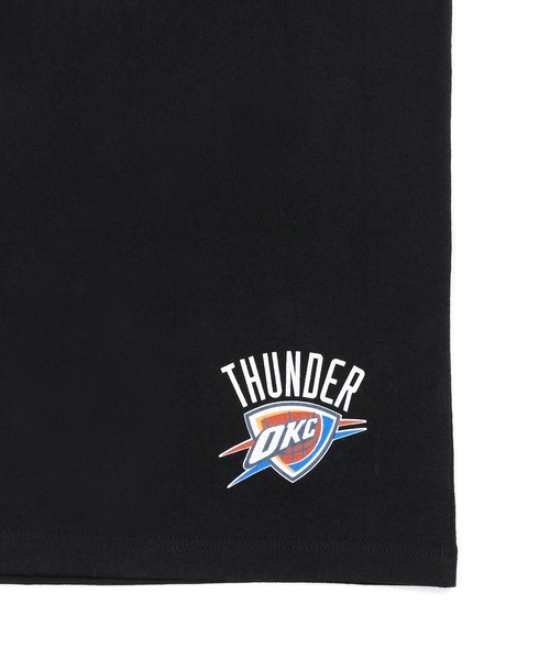 The DUFFER of ST.GEORGE(ザダファーオブセントジョージ)の「NBA「OKLAHOMA CITY THUNDER」:NBA別注 オクラホマシティサンダー Tシャツ(Tシャツ/カットソー・メンズ・ブラック・SMALL/MEDIUM/LARGE)」の10枚目の写真