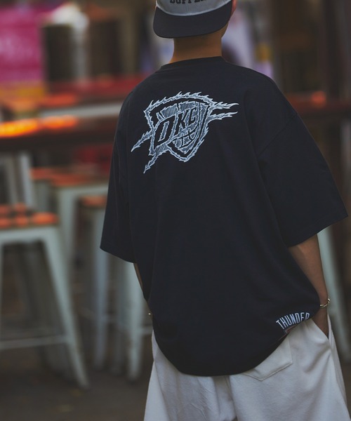 The DUFFER of ST.GEORGE(ザダファーオブセントジョージ)の「NBA「OKLAHOMA CITY THUNDER」:NBA別注 オクラホマシティサンダー Tシャツ(Tシャツ/カットソー・メンズ・ブラック・SMALL/MEDIUM/LARGE)」の14枚目の写真