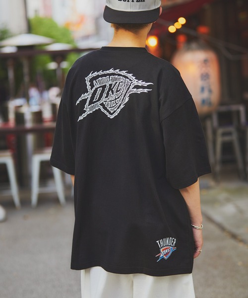 The DUFFER of ST.GEORGE(ザダファーオブセントジョージ)の「NBA「OKLAHOMA CITY THUNDER」:NBA別注 オクラホマシティサンダー Tシャツ(Tシャツ/カットソー・メンズ・ブラック・SMALL/MEDIUM/LARGE)」の15枚目の写真