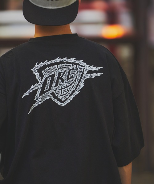 The DUFFER of ST.GEORGE(ザダファーオブセントジョージ)の「NBA「OKLAHOMA CITY THUNDER」:NBA別注 オクラホマシティサンダー Tシャツ(Tシャツ/カットソー・メンズ・ブラック・SMALL/MEDIUM/LARGE)」の16枚目の写真