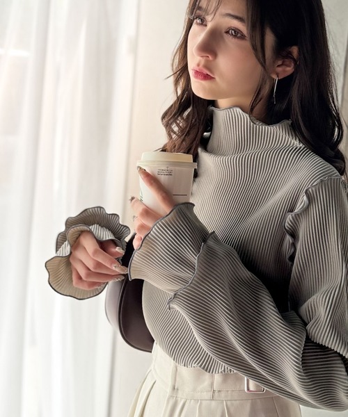 classicalelf(クラシカルエルフ)の「《10月上旬再入荷!予約受付中》袖のニュアンスで魅せる♪前後2way袖フリル配色メロウプリーツトップス(長袖)(Tシャツ/カットソー・レディース・モカ/ベージュ/グレイッシュベージュ/ブラック/アイボリー/ブルーグレー・X-LARGE/SMALL/MEDIUM/LARGE)」の18枚目の写真