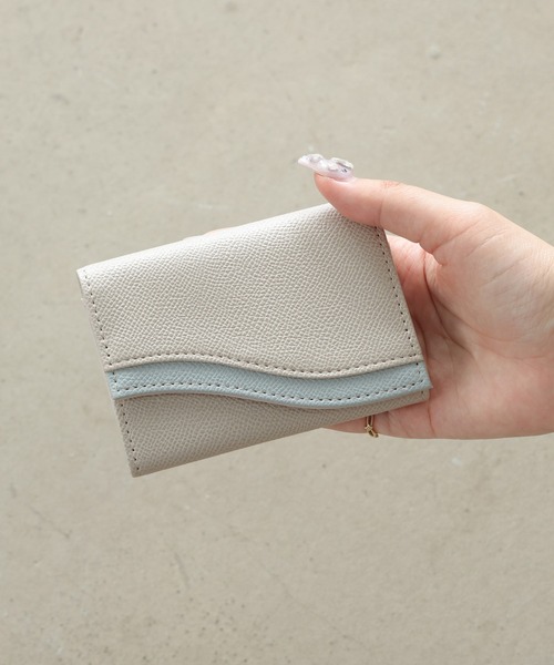 ALTROSE(アルトローズ)の「ウェーブ 名刺ケース 名刺入れ カードケース バイカラー 配色(名刺入れ・レディース・ベージュ/ブラック/グレー/アイボリー・FREE)」の7枚目の写真