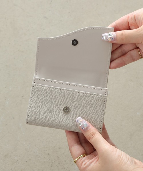 ALTROSE(アルトローズ)の「ウェーブ 名刺ケース 名刺入れ カードケース バイカラー 配色(名刺入れ・レディース・ベージュ/ブラック/グレー/アイボリー・FREE)」の8枚目の写真