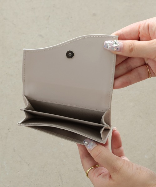 ALTROSE(アルトローズ)の「ウェーブ 名刺ケース 名刺入れ カードケース バイカラー 配色(名刺入れ・レディース・ベージュ/ブラック/グレー/アイボリー・FREE)」の9枚目の写真