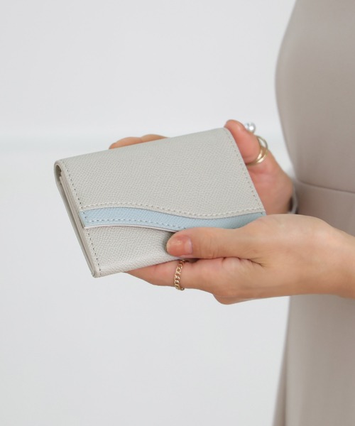 ALTROSE(アルトローズ)の「ウェーブ 名刺ケース 名刺入れ カードケース バイカラー 配色(名刺入れ・レディース・ベージュ/ブラック/グレー/アイボリー・FREE)」の11枚目の写真