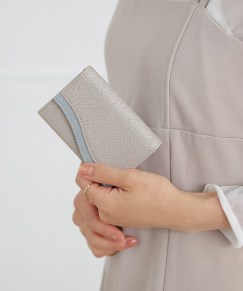 ALTROSE(アルトローズ)の「ウェーブ 名刺ケース 名刺入れ カードケース バイカラー 配色(名刺入れ・レディース・ベージュ/ブラック/グレー/アイボリー・FREE)」の12枚目の写真