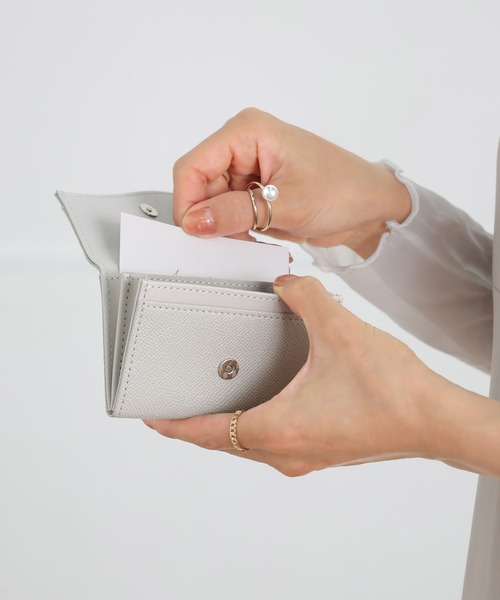 ALTROSE(アルトローズ)の「ウェーブ 名刺ケース 名刺入れ カードケース バイカラー 配色(名刺入れ・レディース・ベージュ/ブラック/グレー/アイボリー・FREE)」の14枚目の写真