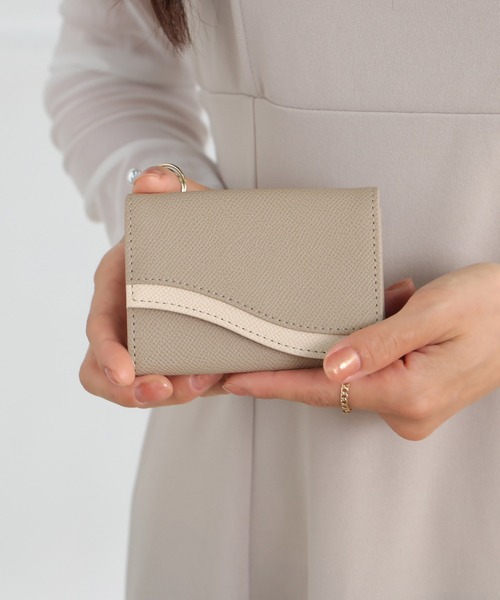 ALTROSE(アルトローズ)の「ウェーブ 名刺ケース 名刺入れ カードケース バイカラー 配色(名刺入れ・レディース・ベージュ/ブラック/グレー/アイボリー・FREE)」の17枚目の写真