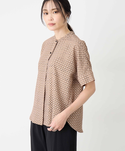 A/C DESIGN BY ALPHA CUBIC（エーシーデザインバイアルファキュービック）の「アルコラージュプリントブラウス（シャツ/ブラウス・レディース・ベージュ/ブラック・9号/11号/13号/15号/17号）」の4枚目の写真