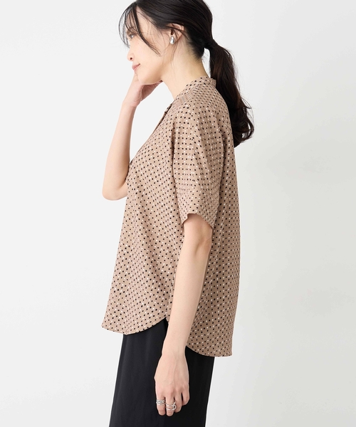 A/C DESIGN BY ALPHA CUBIC（エーシーデザインバイアルファキュービック）の「アルコラージュプリントブラウス（シャツ/ブラウス・レディース・ベージュ/ブラック・9号/11号/13号/15号/17号）」の6枚目の写真