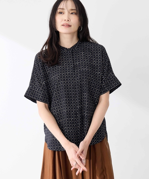 A/C DESIGN BY ALPHA CUBIC（エーシーデザインバイアルファキュービック）の「アルコラージュプリントブラウス（シャツ/ブラウス・レディース・ベージュ/ブラック・9号/11号/13号/15号/17号）」の8枚目の写真