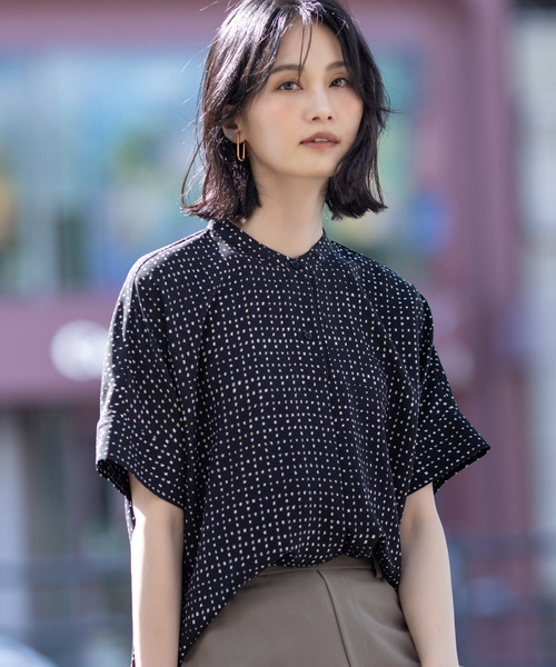 A/C DESIGN BY ALPHA CUBIC（エーシーデザインバイアルファキュービック）の「アルコラージュプリントブラウス（シャツ/ブラウス・レディース・ベージュ/ブラック・9号/11号/13号/15号/17号）」の2枚目の写真