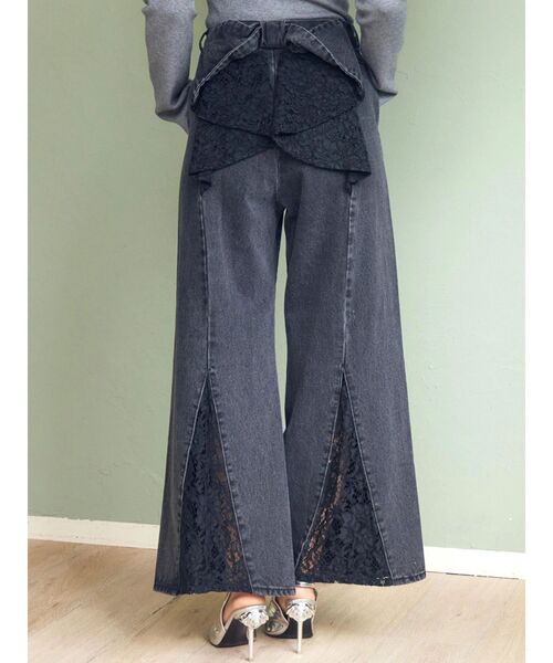 CALNAMUR（カルナムール）の「BACK RIBBON DENIM PT/バックリボンデニムパンツ（デニムパンツ・レディース・ブラック/ライトブルー・SMALL/MEDIUM）」の2枚目の写真