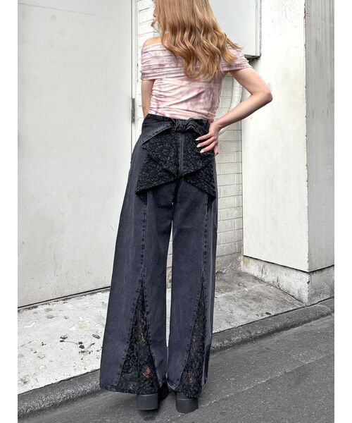 CALNAMUR(カルナムール)の「バックリボンデニムパンツ(デニムパンツ・レディース・ブラック/ライトブルー・SMALL/MEDIUM)」の2枚目の写真