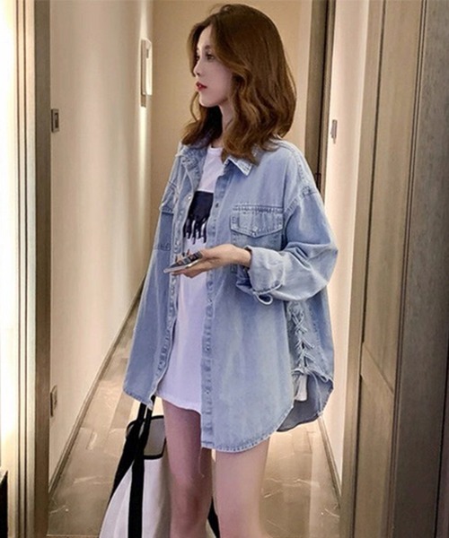 WESTSEA(ウエストシー)の「両サイドレースアップ スリット入り デニムシャツ ルーズサイズ(シャツ/ブラウス・レディース・ライトブルー・L/M)」の4枚目の写真