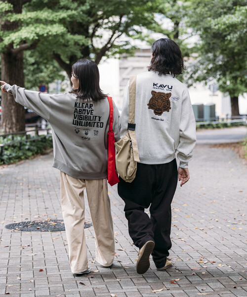 FREAK'S STORE(フリークスストア)の「限定展開 KAVU×FREAK'S STORE/カブ― 別注 バック刺繍デザイン クルーネック スウェット / Klear(スウェット・メンズ・スミクロ/グリーン/グレイッシュベージュ/アッシュグレー・SMALL/MEDIUM/LARGE)」の8枚目の写真