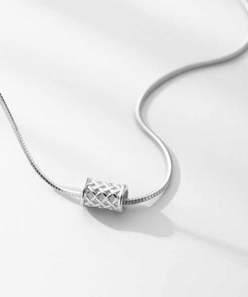 VIBGYOR（ヴィブジョー）の「【IZU】 シルバーミニマルネックレス（ネックレス・メンズ・シルバー・FREE）」の5枚目の写真