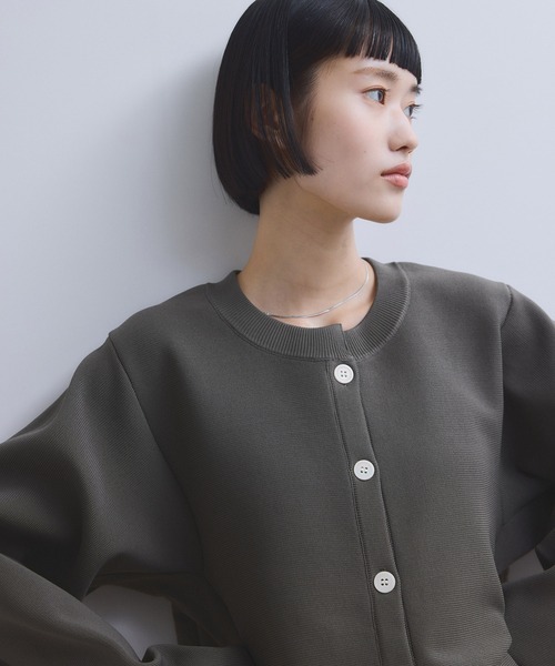 ADAM ET ROPE'(アダムエロペ)の「【WEB限定】ペプラムフォルムカーディガン(カーディガン/ボレロ・レディース・グレー/サックスブルー/ブラック・FREE)」の11枚目の写真