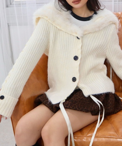 CECIL McBEE(セシルマクビー)の「ファー付きニットカーディガン(ニット/セーター・レディース・アイボリー/グレー/ベージュ・FREE)」の1枚目の写真