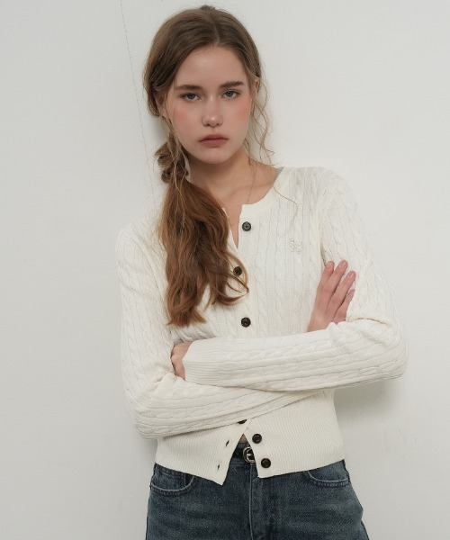 GENERAL IDEA（ジェネラルアイデア）の「【GENERAL IDEA】ウールブレンドケーブル編みカーディガン / WOMAN SIGNATURE SUPER FINE WOOL CABLE CARDIGAN（カーディガン/ボレロ・レディース・チャコール/カーキ/ネイビー/イエロー/ホワイト/ライトグレー/レッド/スカイブルー・L/M/S/XS）」の2枚目の写真