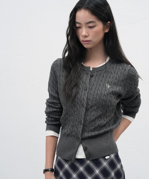 GENERAL IDEA（ジェネラルアイデア）の「woman signature super fine wool cable cardigan ウールブレンドケーブル編みカーディガン（カーディガン/ボレロ・レディース・チャコール/カーキ・L/M/S/XS）」の3枚目の写真