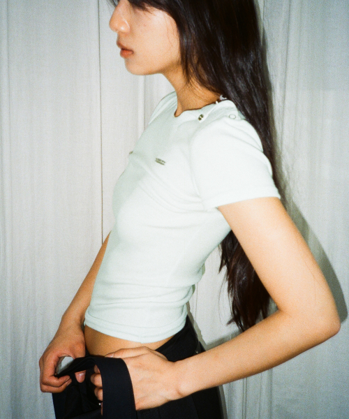 IUGAMAKARAS(イウガマカラス)の「Side Button Fitted Half Top (Sky Blue)(Tシャツ/カットソー・レディース・その他・FREE)」の4枚目の写真