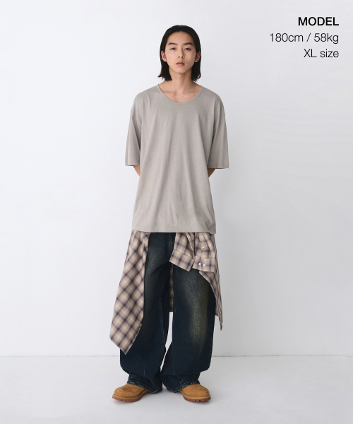 MUSINSA STANDARD（ムシンサスタンダード）の「リラックスドCRスcoopネックTシャツ[ライトウォームグレー]（Tシャツ/カットソー・メンズ・その他・SMALL/MEDIUM/LARGE/X-LARGE/XX-LARGE）」の2枚目の写真