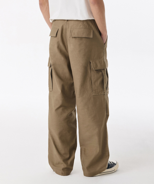 MUSINSA STANDARD（ムシンサスタンダード）の「ホワイトサテンパラシュートカーゴパンツ [サンドベージュ]（その他パンツ・メンズ・その他・38/36/34/32/30/31/33/26/27/28/29）」の2枚目の写真