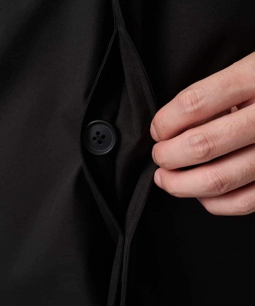 a.v.v(アーヴェヴェ)の「【830FPダウン/軽量/撥水/防風】ライトスカイダウンステンカラーコート(ダウンジャケット/コート・メンズ・ベージュ/ブラック・46/48/50)」の13枚目の写真