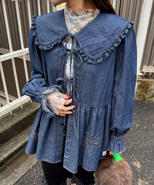 HELLO.SANFRANCISCO（ハローサンフランシスコ）の「【HELLO.SANFRANCISCO/ハローサンフランシスコ】衿付きマーガレット刺繍デニムブラウス（シャツ/ブラウス・レディース・ネイビー/サックスブルー・ONE SIZE）」の2枚目の写真