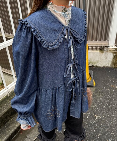 HELLO.SANFRANCISCO（ハローサンフランシスコ）の「【HELLO.SANFRANCISCO/ハローサンフランシスコ】衿付きマーガレット刺繍デニムブラウス（シャツ/ブラウス・レディース・ネイビー/サックスブルー・ONE SIZE）」の3枚目の写真