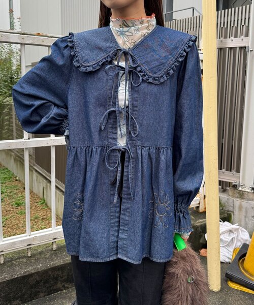 HELLO.SANFRANCISCO（ハローサンフランシスコ）の「【HELLO.SANFRANCISCO/ハローサンフランシスコ】衿付きマーガレット刺繍デニムブラウス（シャツ/ブラウス・レディース・ネイビー/サックスブルー・ONE SIZE）」の4枚目の写真