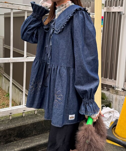 HELLO.SANFRANCISCO（ハローサンフランシスコ）の「【HELLO.SANFRANCISCO/ハローサンフランシスコ】衿付きマーガレット刺繍デニムブラウス（シャツ/ブラウス・レディース・ネイビー/サックスブルー・ONE SIZE）」の5枚目の写真