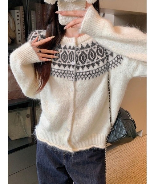 LADY LIKE（レディライク）の「ノルデック柄裾ドロストバイカラー丸首カーディガン（カーディガン/ボレロ・レディース・アイボリー/グレー/モカ・M）」の2枚目の写真