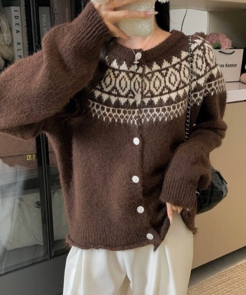 LADY LIKE（レディライク）の「ノルデック柄裾ドロストバイカラー丸首カーディガン（カーディガン/ボレロ・レディース・アイボリー/グレー/モカ・M）」の3枚目の写真