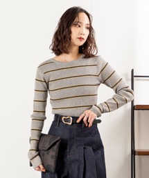 【後ろ姿で差をつける、抜け感ボーダー】前後2WAY仕様でスタイリングの幅が広がる万能トップス。程よいフィット感と開きすぎないバックオープンで、大人のヘルシーな肌見せを叶えます。