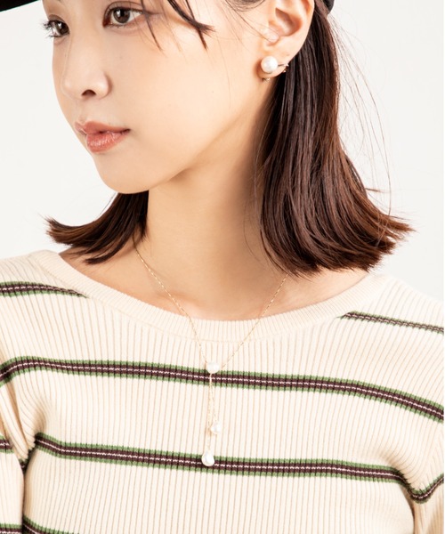 MILLION CARATS(ミリオンカラッツ)の「【後ろ姿で差をつける、抜け感ボーダー】前後2WAY仕様でスタイリングの幅が広がる万能トップス。程よいフィット感と開きすぎないバックオープンで、大人のヘルシーな肌見せを叶えます。(ニット/セーター・レディース・オフホワイト/グレー/ネイビー・FREE)」の9枚目の写真