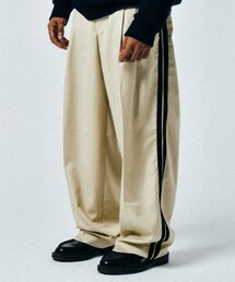 COME（シーオーエムイー）の「[UNISEX] Satin-Trimmed Racing Trousers (Beige)（スウェットパンツ）」