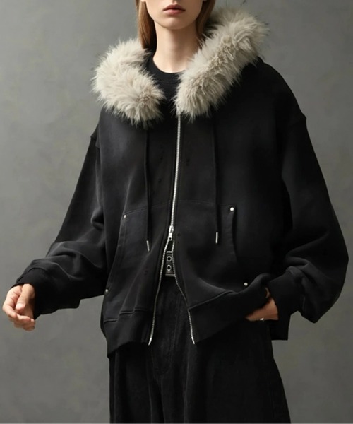 ELLUV（エルブ）の「【ELLUV/エルヴ】ヴィンテージフェード＆ダメージ加工 ボリュームフードファーショートジップアップパーカー（パーカー・メンズ・ブラック/ブラック系その他・S/M/L）」の8枚目の写真